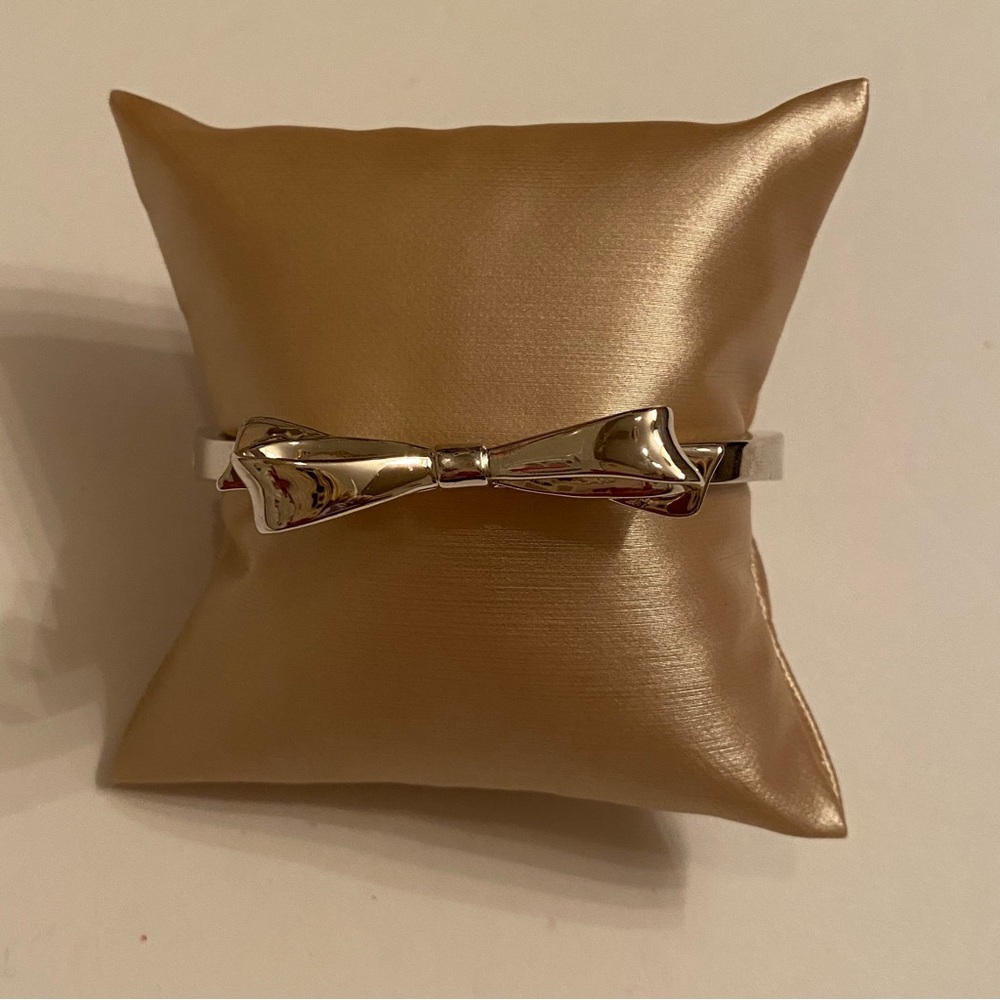 KATE SPADE BRACELET SKINNY SILVER TONE HINGED BOW BANGLE SIGNED - Picture 1 of 9